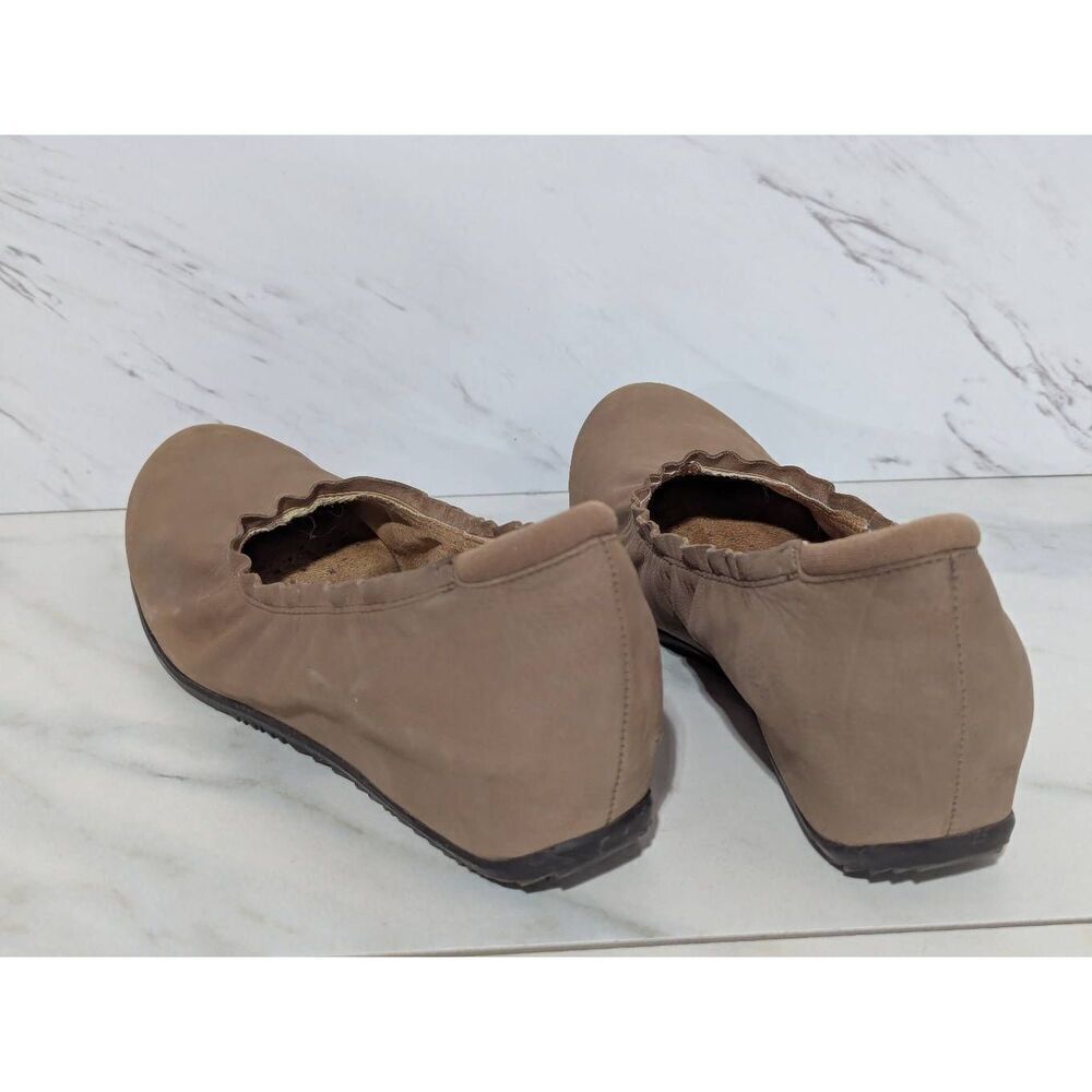 Softwalk Women's Brown Faux Suede Slip-On Arch Support Flat Shoe Size 8 - Picture 4 of 9
